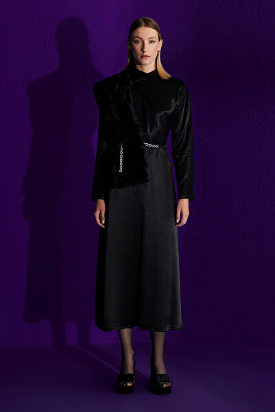 Jus De Pommes SİYAH ZİNCİR KEMERLİ DİK YAKA UZUN KOLLU MİDİ BOY ELBİSE