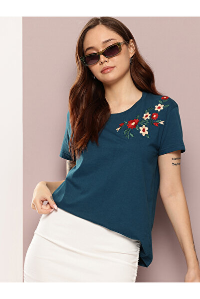 Dillinger By Styli تيشيرت نسائي مطرز بقصة مربعة