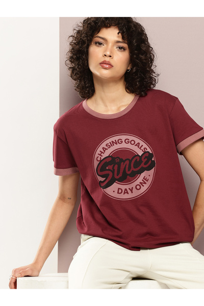 Dillinger By Styli تيشيرت نسائي قصير الأكمام مطبوع بقصة مربعة