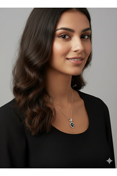 RMY MODA قلادة أنيقة بتصميم درع مزين بنجمة