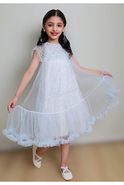 gmax A girl's dress with white pearls and sparkling flower petals