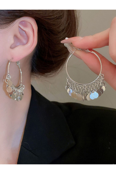 Take Two By Styli أقراط فضية حلقية الشكل مع دلايات دائرية بشرابة