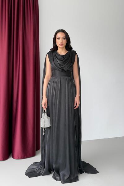 Serica Moda Черна шифонна рокля с дълги ръкави и капа