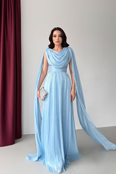 Serica Moda Дълга вечерна рокля в бебешко синьо от шифон с плаващи ръкави