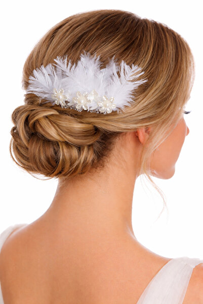 Zen Events -Beyaz tüylü incili çiçekli tarak toka ve küpe seti. Dış çekim, lo...