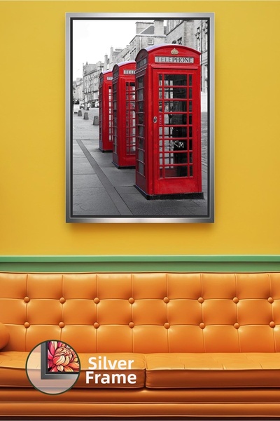 KOSS Dijital Estetică atemporală a orașului cu telefoanele roșii în străzi de...