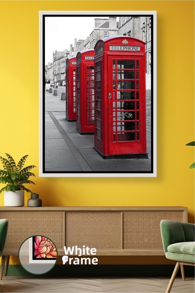 KOSS Dijital Estetică atemporală a orașului cu telefoanele roșii în străzi de...