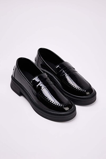 TRENDYOL SHOES Schwarze Damen-Loafer-Schuhe aus Lackleder mit Nahtdetails TAK...