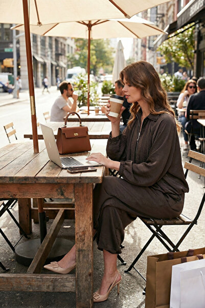 Lela سترة ساتان كبيرة الحجم بياقة كلاسيكية وأكمام خفاشية وسحاب 6839584