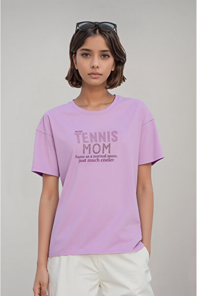 Klotho MAIA تي شيرت نسائي ذو لون أرجواني برقبة دائرية وكبير الحجم ومزين بتفاص...