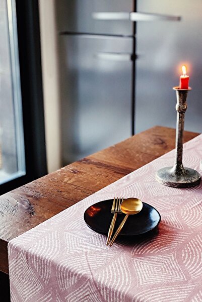 Arma House Розов етнически бегач с лазерно рязане