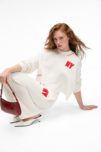 GRIMELANGE Hanorac ecru pentru femei DELYRA, cu decolteu, croiala confortabilă, cu detaliu de broderie