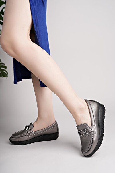 Nesil Shoes حذاء نسائي من Neyna 1042 بكعب عريض بلاتيني