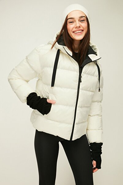 QAWWA Kadın Bej Kapüşonlu Elyaflı Rüzgar Geçirmez Şişme Kışlık Mont