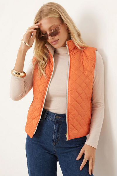 armonika Dámská oranžová prošívaná vesta na zip s kapsami ARM-24K001063