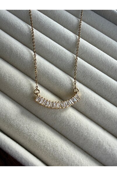 LUSORA ACCESORY قلادة نسائية أنيقة بسلسلة ذهبية اللون مرصعة بأحجار الباجيت"