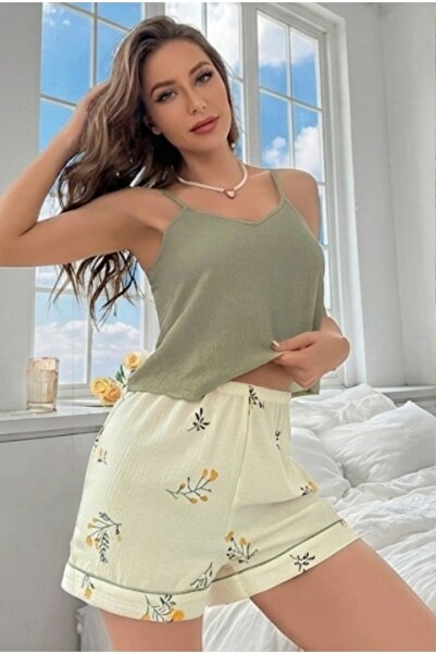 Modaley Giyim طقم بيجامة نسائي بحمالات وشورت بنقشة أوراق خضراء كاكي