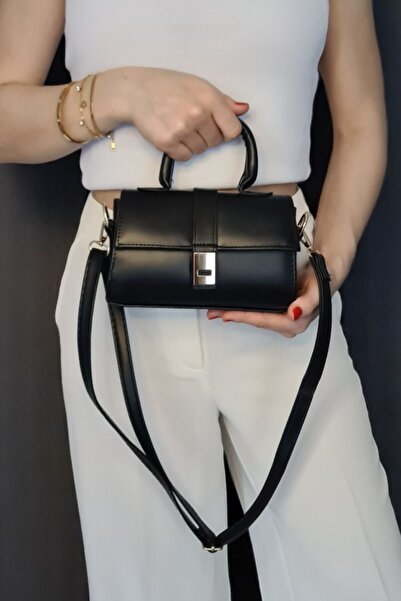 Classbag Luna crna minimalistička ženska torba za ruku i rame sa zlatnom kopčom