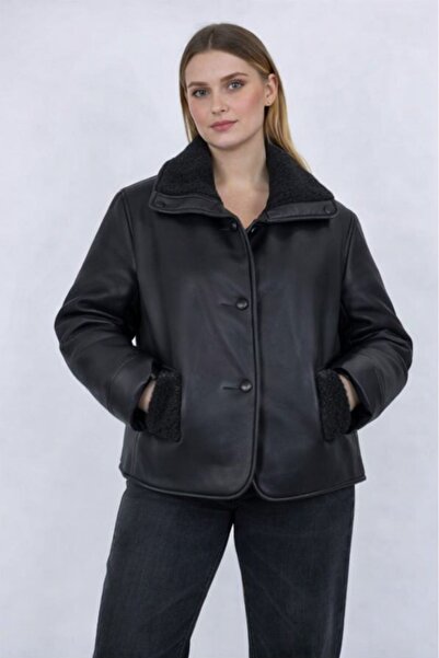 Enter سترة نسائية من الجلد مع تفاصيل على الياقة وبطانة من الفرو