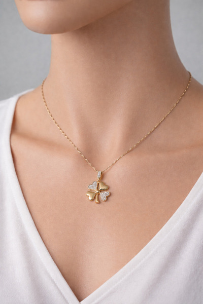 BESMYAR JEWELS قلادة من الفولاذ باللون الذهبي على شكل ورقة البرسيم - قلادة نس...