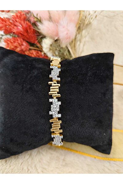 Tuel سوار فولاذي بتصميم عصري مع تفاصيل ذهبية