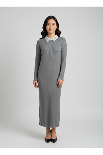 CATALEYA Knitted dress accessorized with rhinestones at the collar – elegant and feminine style