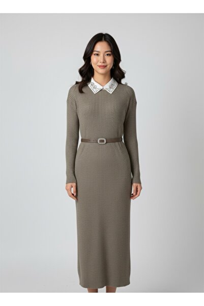 CATALEYA Knitted dress accessorized with rhinestones at the collar – elegant and feminine style