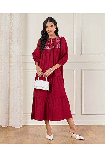 REDTAG فستان نسائي أحمر مطرز بتصميم كاجوال