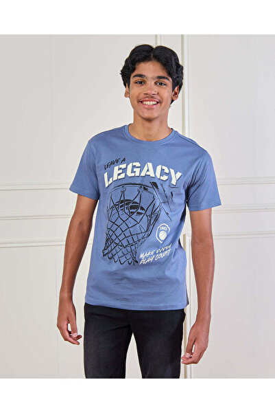 REDTAG تيشيرت أزرق مطبوع عليه صورة كرة سلة للأولاد الكبار