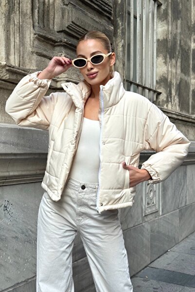 Trend Alaçatı Stili Women's Beige Snap Detailed Short Puffer Lined Coat Vs01577