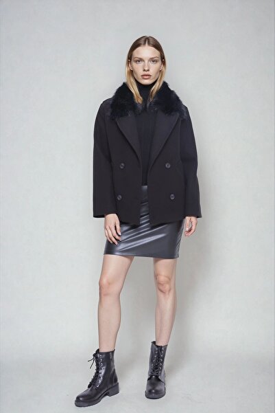 Vitrin Короткий кашеміровий пальто з хутряним коміром і ґудзиками