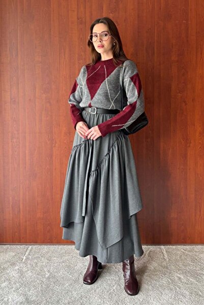 Ceylan Otantik Σετ πλεκτό πουλόβερ με μπορντό μοτίβο μπακλαβά & φούστα μποέμ από πολυβισκόνη ανθρακί