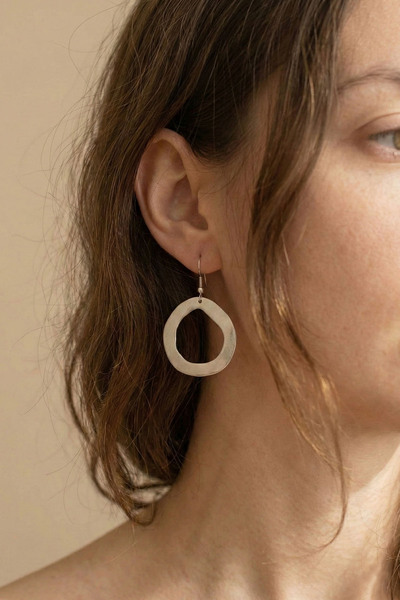 Clandestino حلق فضي غير متماثل على شكل حلقة فضية