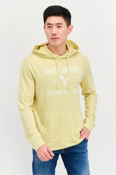AMERICAN EAGLE هودي رجالي بأكمام طويلة مطبوع عليه رسومات، بقصة عادية، لون أصفر