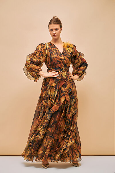 İnce Kemer ve Broş detaylı Fırfırlı İpeksi Şifon Abiye Uzun Elbise