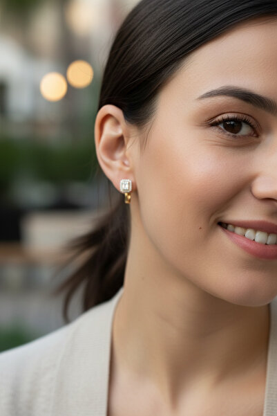 Hakan Güler Kuyumculuk 14 Ayar Altın Baget Taşlı J Model Küpe – 2,50 Gram