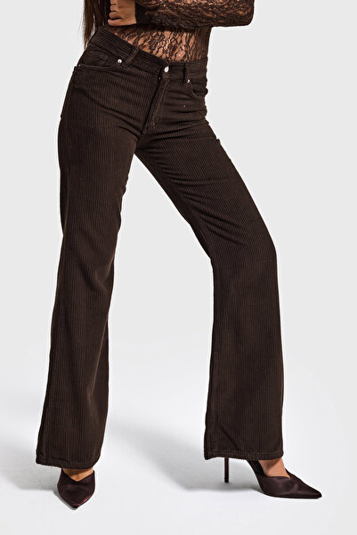 it's basic Дамски тъмнокафяви панталони с висока талия, разкроени крачоли и дебел кадифен плат, модел 29w5-81