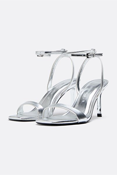 Stradivarius Metalik görünümlü topuklu sandaletler