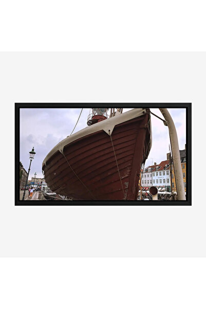 Tajridhome لوحة بحرية لسفينة خشبية تقف بفخر تحت سماء غائمة، ألوان دافئة تعكس ...