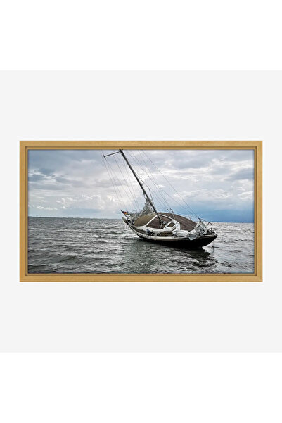 Tajridhome لوحة بحر تعكس قاربًا مائلًا وسط أمواج هادئة تحت سماء غائمة، جو من ...