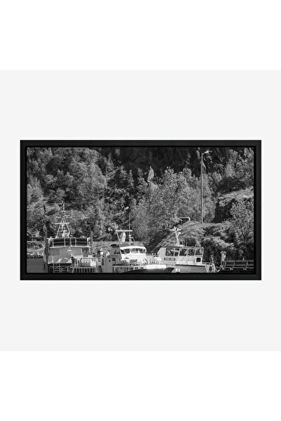 Tajridhome لوحة بحرية بألوان رمادية تعكس هدوء الميناء مع قوارب متراصة بين الأشجار، جمادات ومعالم، كانفاس.