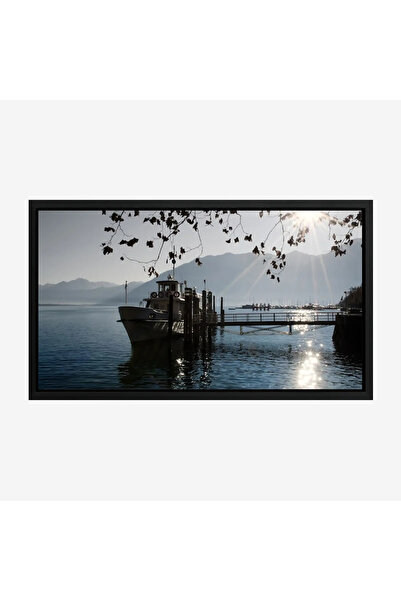 Tajridhome لوحة بحر تعكس أشعة الشمس على المياه الهادئة مع قارب راسي وأشجار تت...