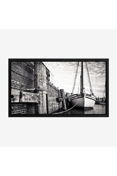 Tajridhome لوحة بحرية بالأبيض والأسود تظهر قاربًا راسيًا بجانب رصيف خشبي مع أ...