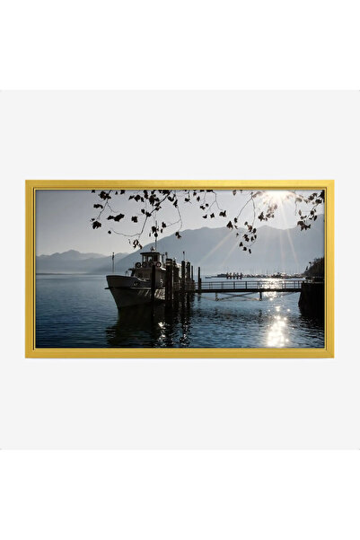 Tajridhome لوحة بحر تعكس أشعة الشمس على المياه الهادئة مع قارب راسي وأشجار تت...