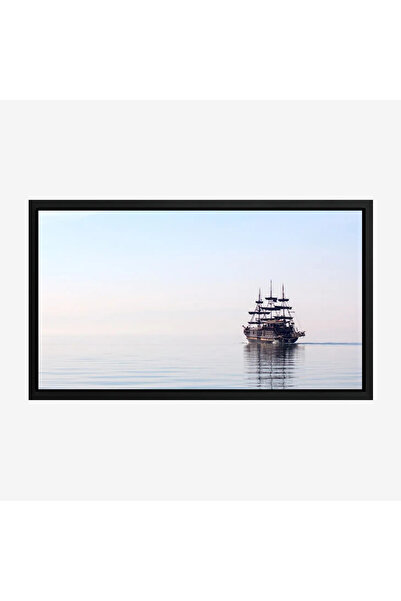 Tajridhome لوحة بحرية لسفينة قديمة تبحر في مياه هادئة تحت سماء زرقاء فاتحة، ت...