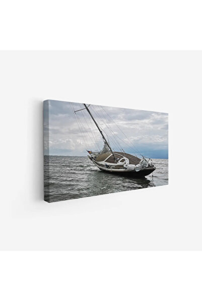 Tajridhome لوحة بحر تعكس قاربًا مائلًا وسط أمواج هادئة تحت سماء غائمة، جو من ...