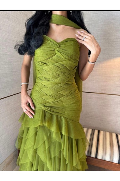 Princess costumes Elegant olive-green evening dress with soft, dense tulle and lined taffeta.