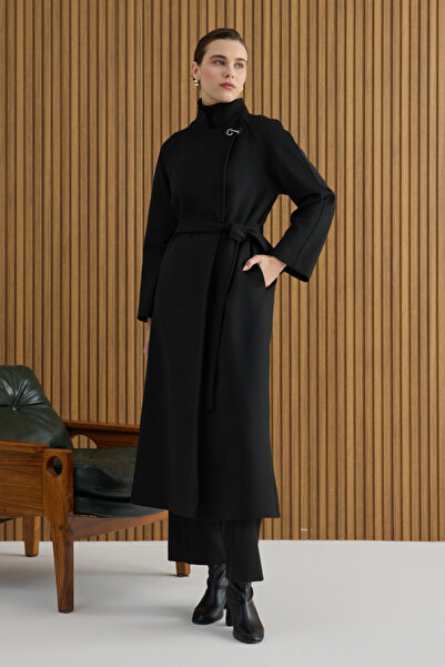 Aker Siyah Yakası Deri ve Metal Kapama Aksesuarlı Manto