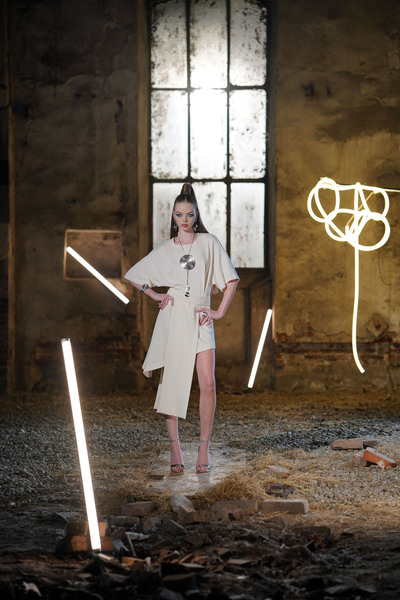 Bitolia Gallery Nala shiny ivory dress