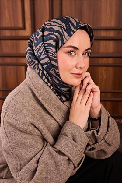 Silk Home وشاح حريري من التويل بنمط هندسي أزرق بترولي 90x90